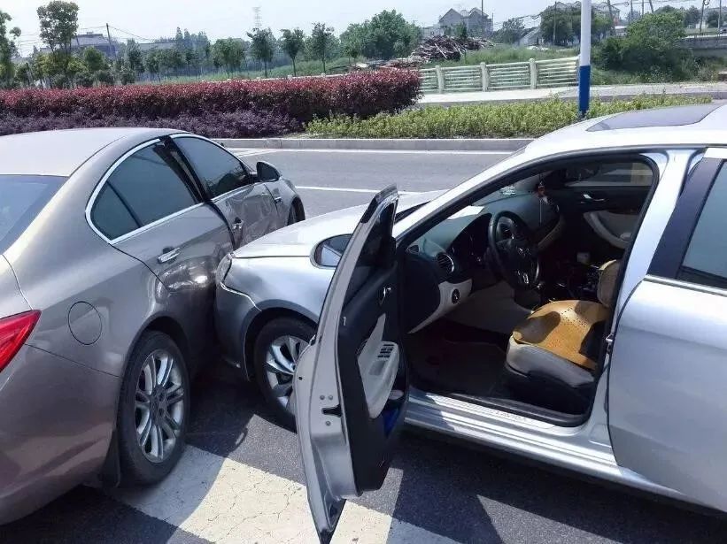 主要风险特征为:车辆损失部位与被撞物体或三者车辆的碰撞痕迹不吻合